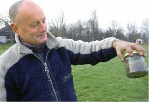 Alwin beim Einsammeln der Purzelkäfer